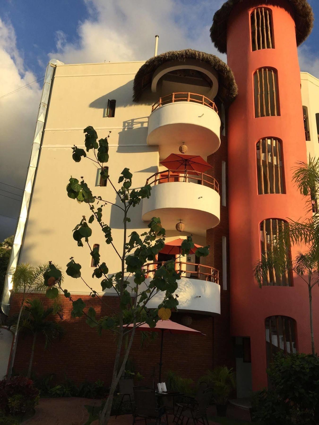 Hotel Y Suites Los Encantos サユリタ エクステリア 写真