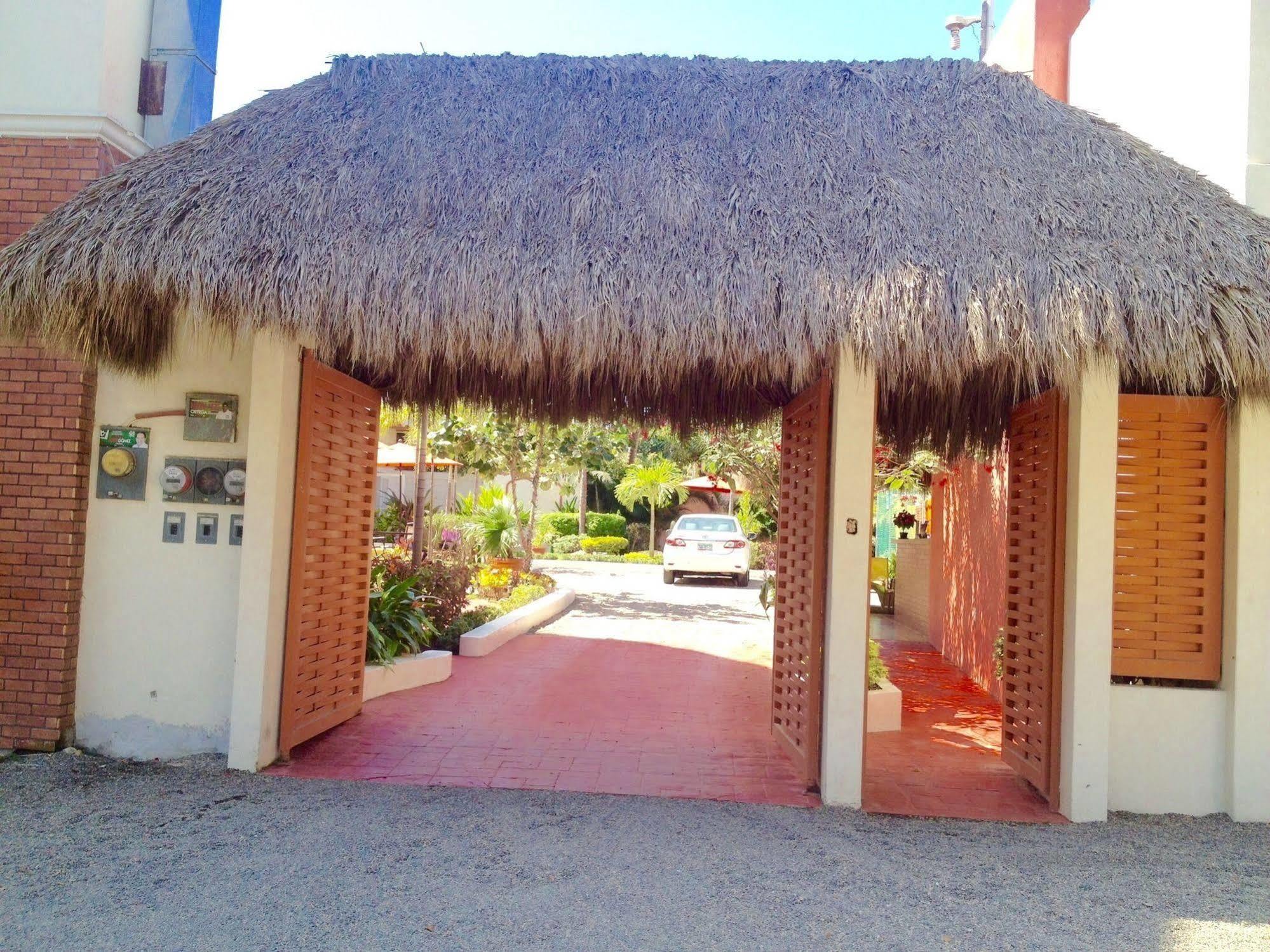 Hotel Y Suites Los Encantos サユリタ エクステリア 写真